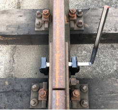 ŚCISKACZ DO PĘKNIĘTYCH SZYN, UNIWERSALNY TYP I