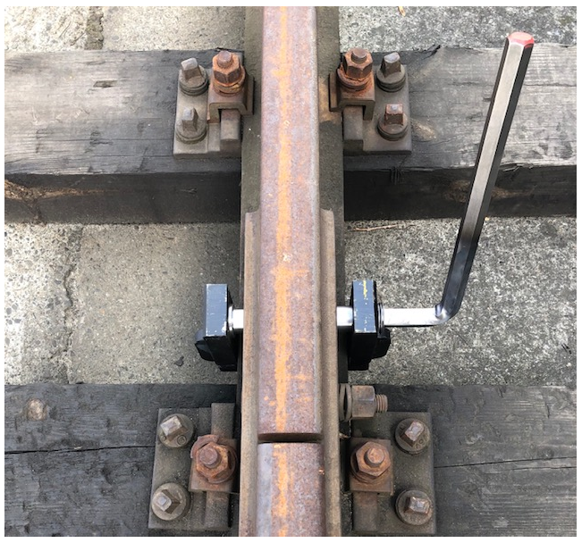 ŚCISKACZ DO PĘKNIĘTYCH SZYN, UNIWERSALNY TYP I